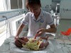 Nhân viên y tế chăm sóc đặc biệt cho trẻ sinh non là con chị H.T.Nhạc