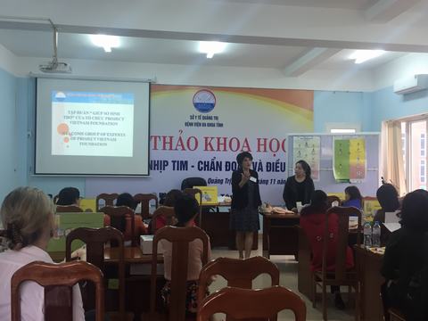 Cô Patricia Ann Kelly - Trưởng đoàn huấn luyện viên sơ sinh của Tổ chức PVNF - đang hướng dẫn cho học viên về giây phút vàng trong hồi sức sau sinh cho trẻ