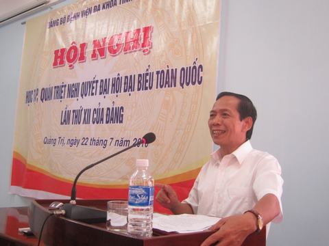 Đ/c Nguyễn Hữu Thánh – Bí thư Đảng ủy, Hiệu trưởng trường chính trị Lê Duẩn truyền đạt nghị quyết đại hội đại biểu toàn quốc lần thứ XII của Đảng