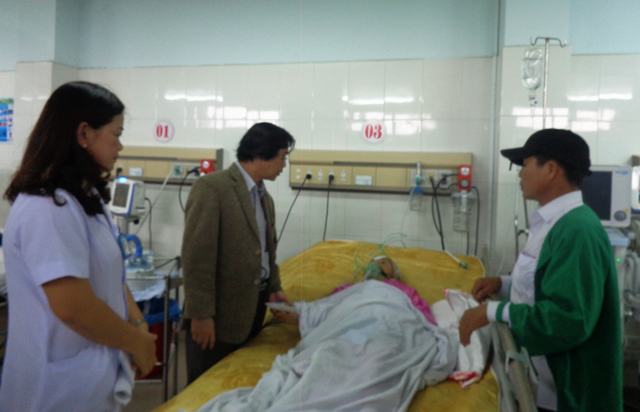 Lãnh đạo Sở Y tế cùng Ban Giám đốc Bệnh viện đa khoa tỉnh thăm, tặng quà cho bệnh nhân