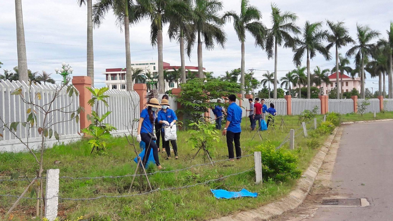 Đoàn viên lao động khuôn viên ngoài bệnh viện