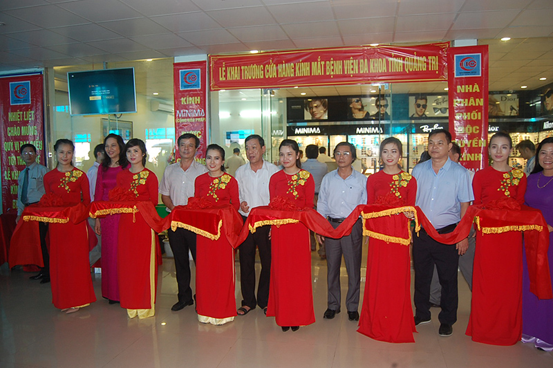 Cắt băng khai trương Trung tâm Kính mắt Bệnh viện Đa khoa tỉnh Quảng Trị