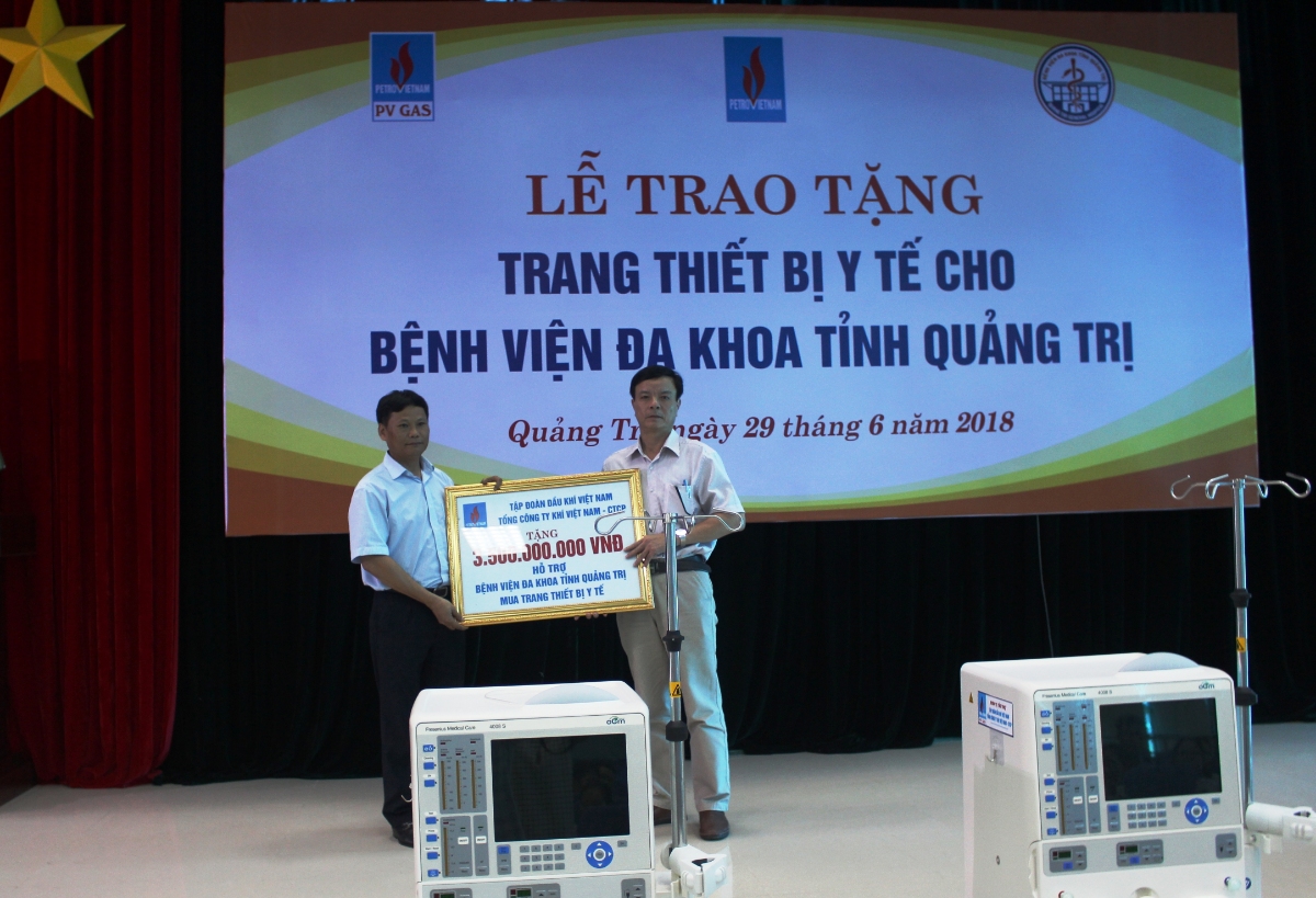 Đại diện Tập đoàn Dầu khí Quốc gia Việt Nam bàn giao thiết bị y tế cho Bệnh viện Đa khoa tỉnh