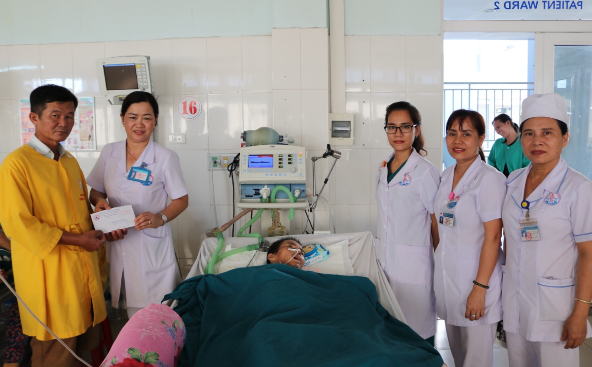 Trao tiền hỗ trợ cho gia đình anh Tâm