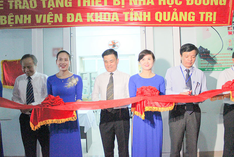 Lãnh đạo Bệnh viện Răng hàm mặt Trung ương Hà Nội và Bệnh viện đa khoa tỉnh cắt băng bàn giao thiết bị nha học đường