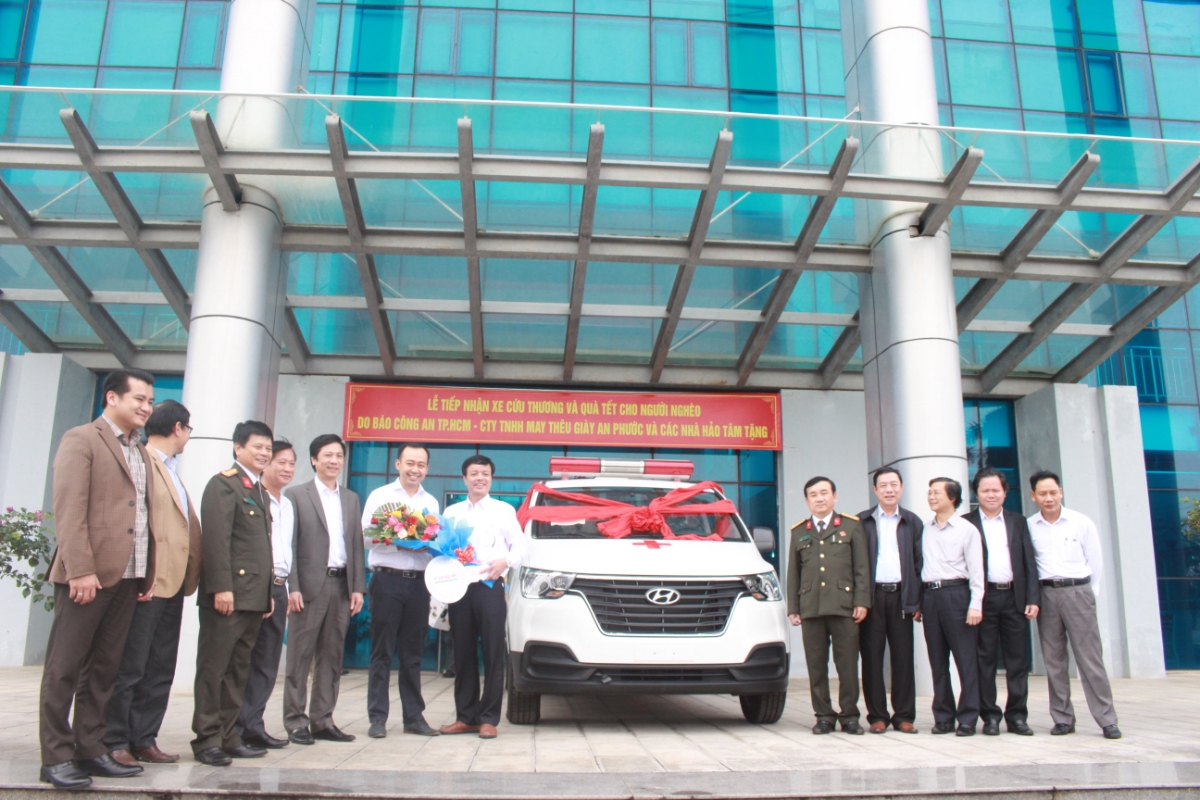 Các đơn vị trao tặng xe cứu thương cho Bệnh viện đa khoa tỉnh
