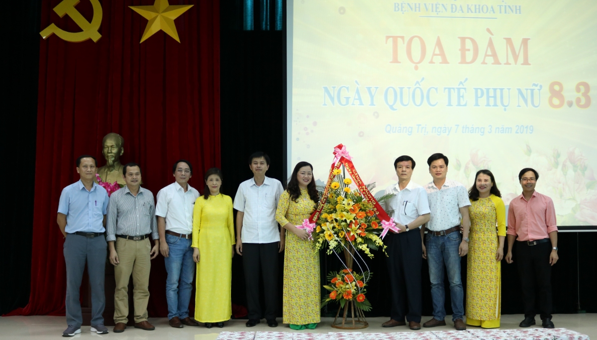 Ban giám đốc và đại diện các tổ chức đoàn thể trong bệnh viện tặng hoa chúc mừng