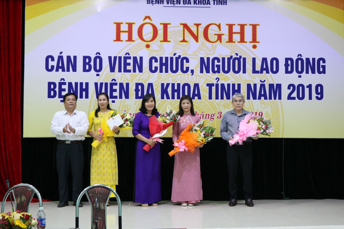 Trao tặng Kỷ niệm chương vì sức khỏe nhân dân cho những cá nhân tiêu biểu