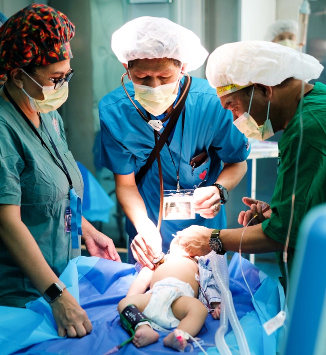 Các y bác sĩ của tổ chức PVNF tiến hành phẫu thuật cho một bệnh nhân nhi​
