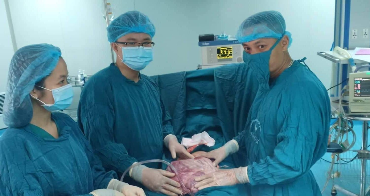 Ê kíp thực hiện ca phẫu thuật- Ảnh: BVCC​