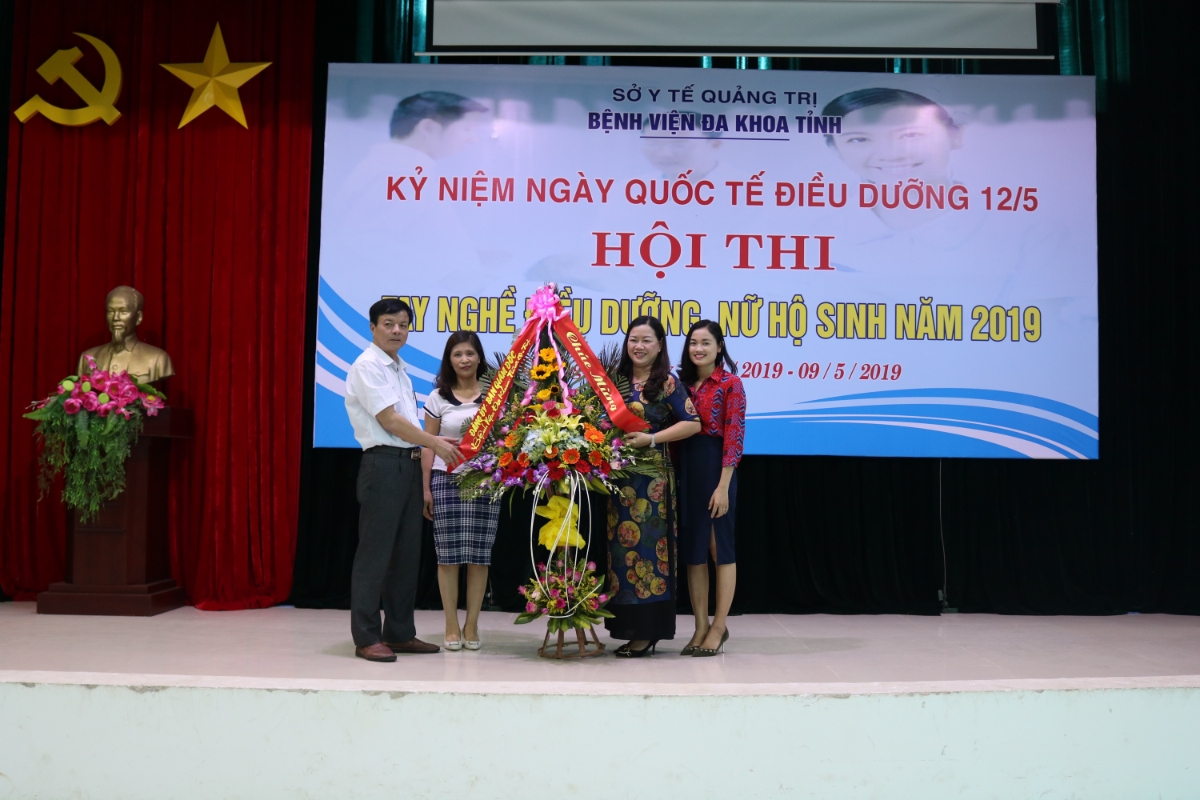 ban giám đốc tặng hoa chúc mừng