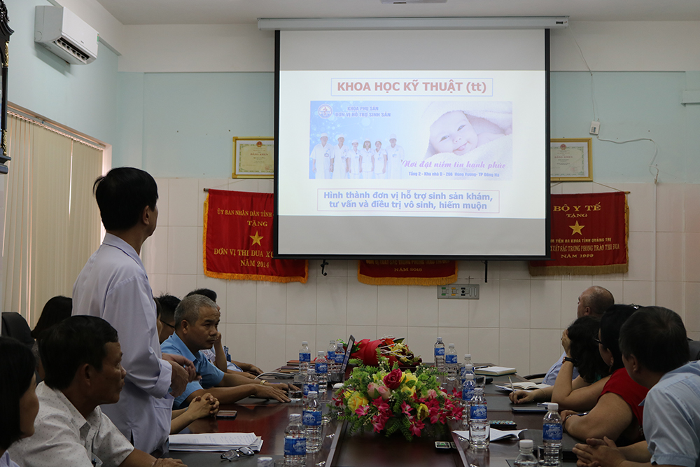 Đoàn làm việc tại Bệnh viện đa khoa tỉnh