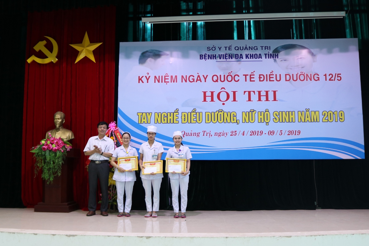 giám đốc bệnh viện trao giải