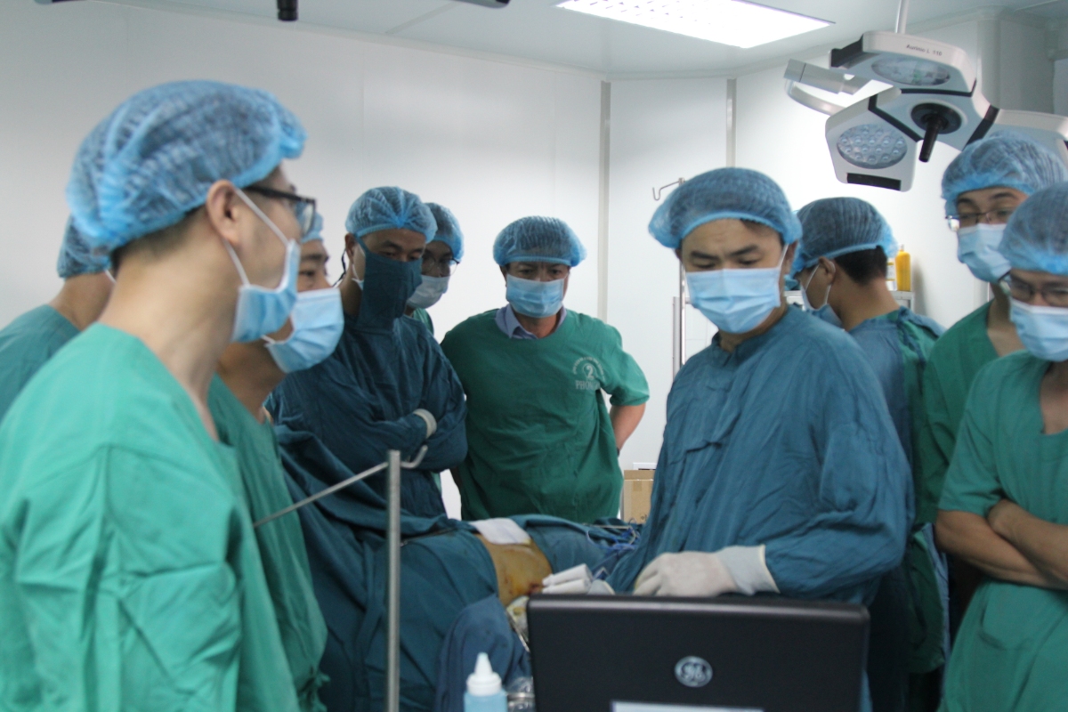 Tiến sĩ, bác sĩ Lê Thanh Dũng cùng e kíp đang thực hiện kỹ thuật đốt nhiệt sóng cao tần cho bệnh nhân