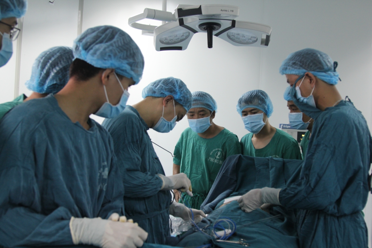 Tiến sĩ, bác sĩ Lê Thanh Dũng cùng e kíp đang thực hiện kỹ thuật đốt nhiệt sóng cao tần cho bệnh nhân2