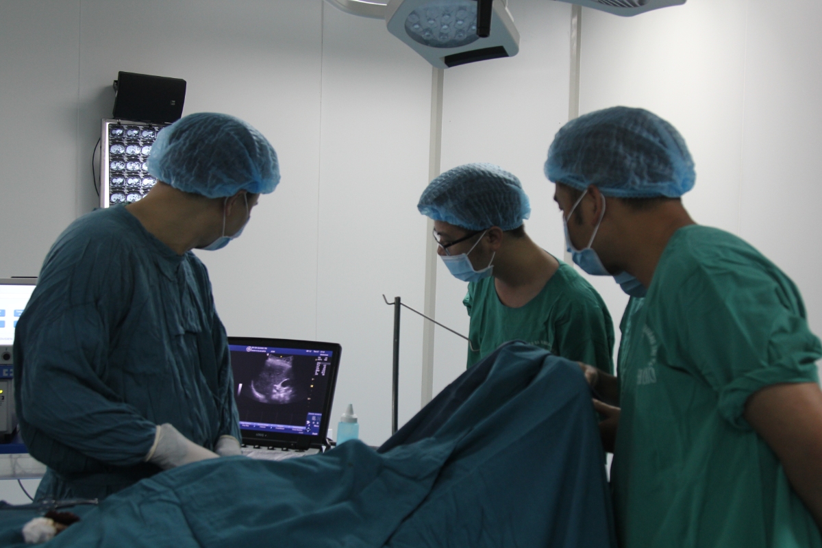 Tiến sĩ, bác sĩ Lê Thanh Dũng cùng e kíp đang thực hiện kỹ thuật đốt nhiệt sóng cao tần cho bệnh nhân3