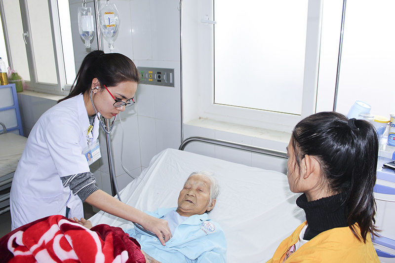 Một bệnh nhân được chăm sóc tích cực sau can thiệp lấy huyết khối động mạch não gây đột quỵ