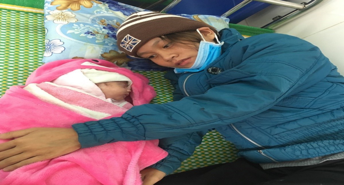 Đồng hành cùng bé trong những ngày thiếu vắng hơi ấm mẹ, thiếu sự nâng niu của người thân, Tổ CTXH Bệnh viện đã kết nối với những nhà hảo tâm thông qua Fanpage của Bệnh viện đã ủng hộ cho bé các suất quà bao gồm bỉm, sữa, áo quần và tiền mặt với giá trị 6.400.000 đồng. Đó là sự sẻ chia, tiếp thêm động lực cho những người làm công tác thiện nguyện trong lĩnh vực y tế. Sau một tháng tích cực điều trị, bé gái từ 1,6kg đã tăng lên 2kg, sức khỏe ổn định, khả năng bú tốt và được bác sĩ cho ra viện. Điều đáng mừng hơn, sức khỏe của người mẹ cũng tiến triển, được gặp lại đứa con ruột thịt của mình sau hơn một tháng điều trị. Cuộc hội ngộ giữa hai mẹ con diễn ra ấm áp và xúc động tại khoa Nhi bệnh viện, ẵm đứa con bé bỏng trên tay, chị Nhạc nhìn con với đôi mắt tràn ngập hạnh phúc. 