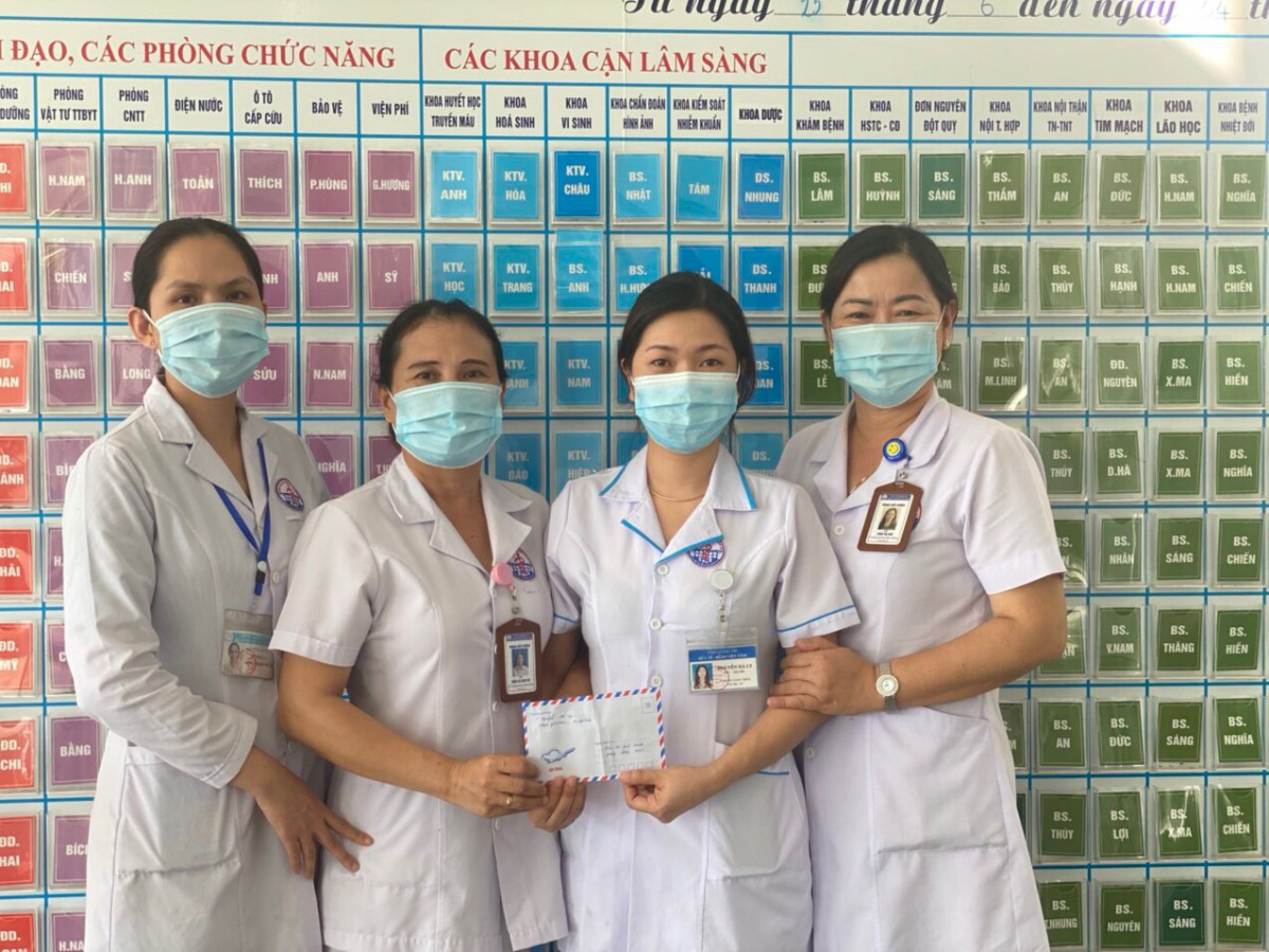 Cá nhân đạt giải thưởng trao tặng số tiền phần thưởng để ủng hộ phòng chống dịch bệnh Covid 19