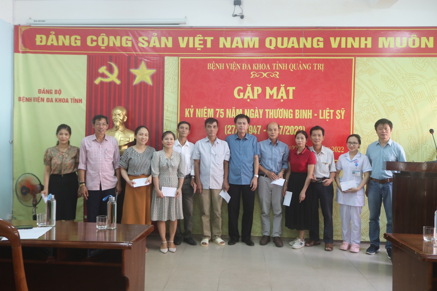 Tặng quà cho thân nhân liệt sĩ đang công tác tại Bệnh viện