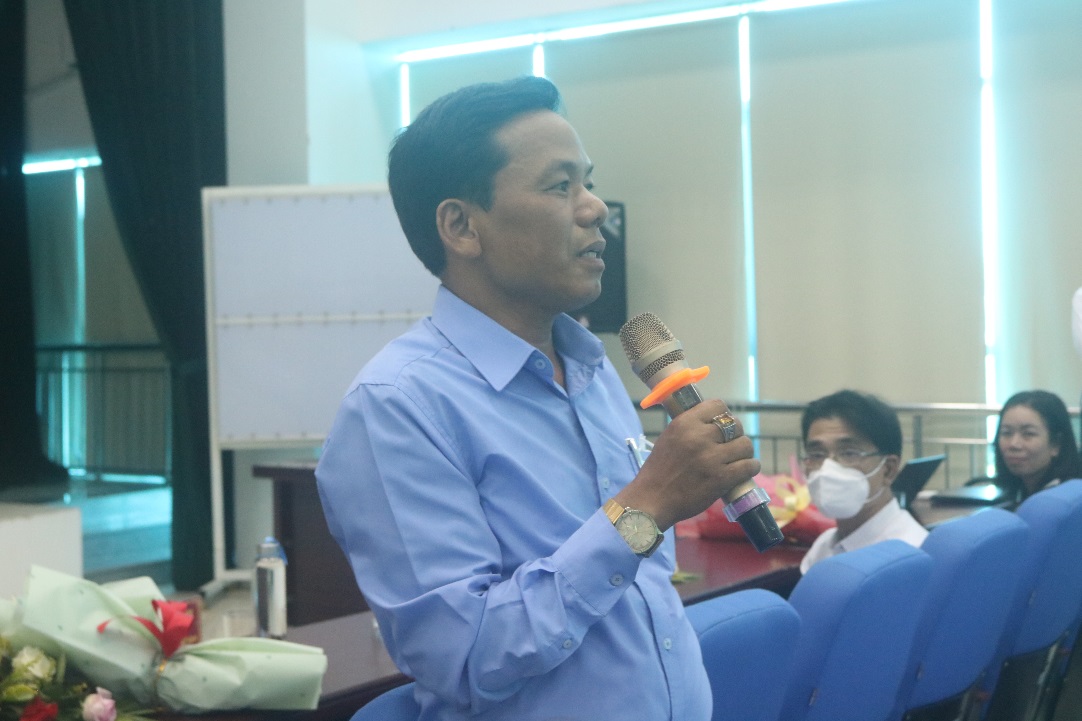 Anh Cáp Xuân Hoà đã có 07 năm lọc máu chu kỳ tại Bệnh viện, đang chia sẻ quá trình điều trị của bản thân đến với bệnh nhân và người nhà bệnh nhân đang điều trị tại khoa NT-TN-TNT 