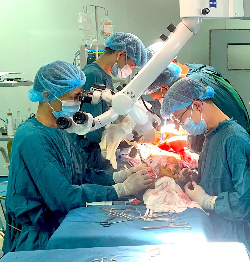 Nối mạch máu dưới kính vi phẫu