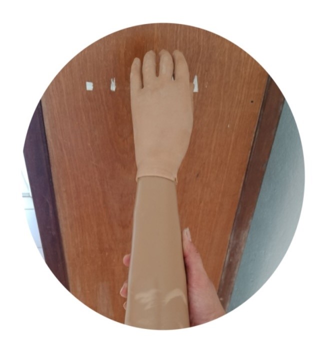 Tay giả thẩm mỹ