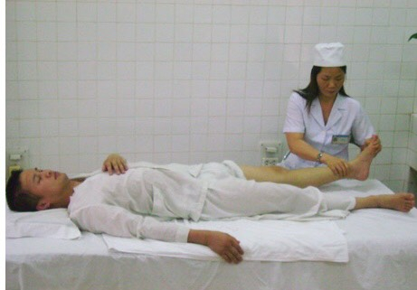 Xoa bóp bấm huyệt điều trị đột quỵ