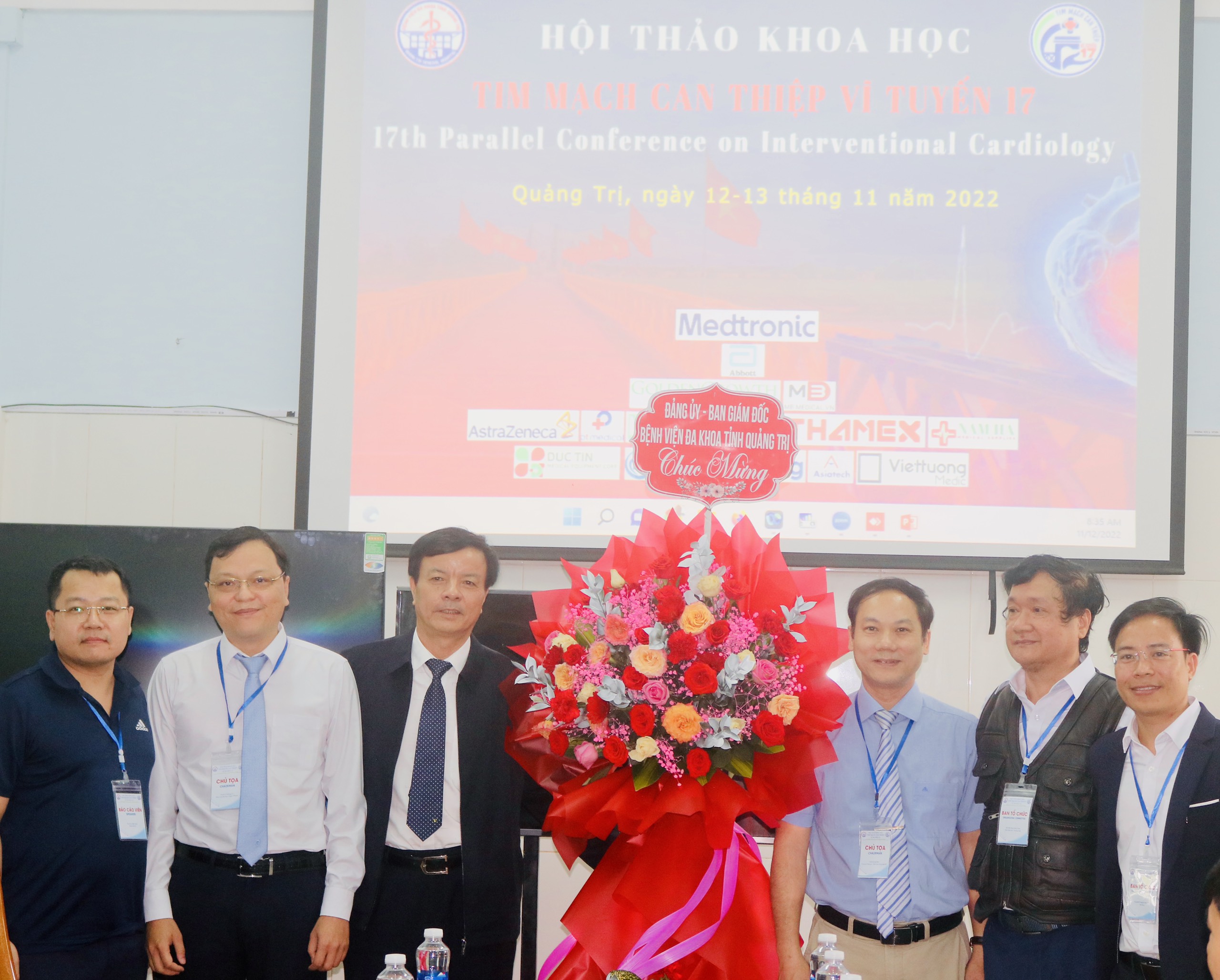 Lãnh đạo Bệnh viện Đa khoa tỉnh tặng hoa cho các đại biểu tham gia hội thảo- Ảnh: L.N