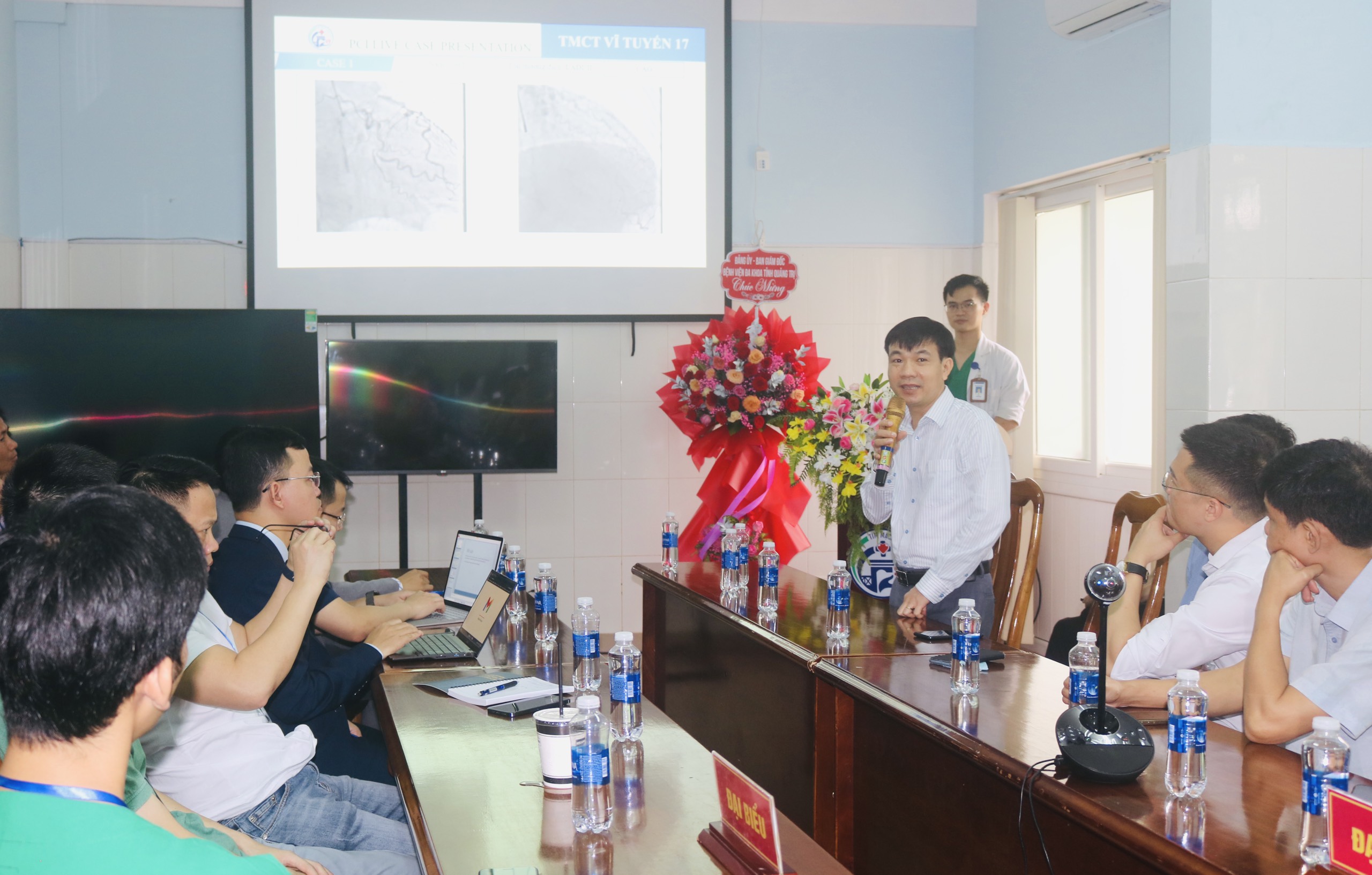 Các đại biểu chia sẻ kinh nghiệm trong tim mạch can thiệp- Ảnh: L.N