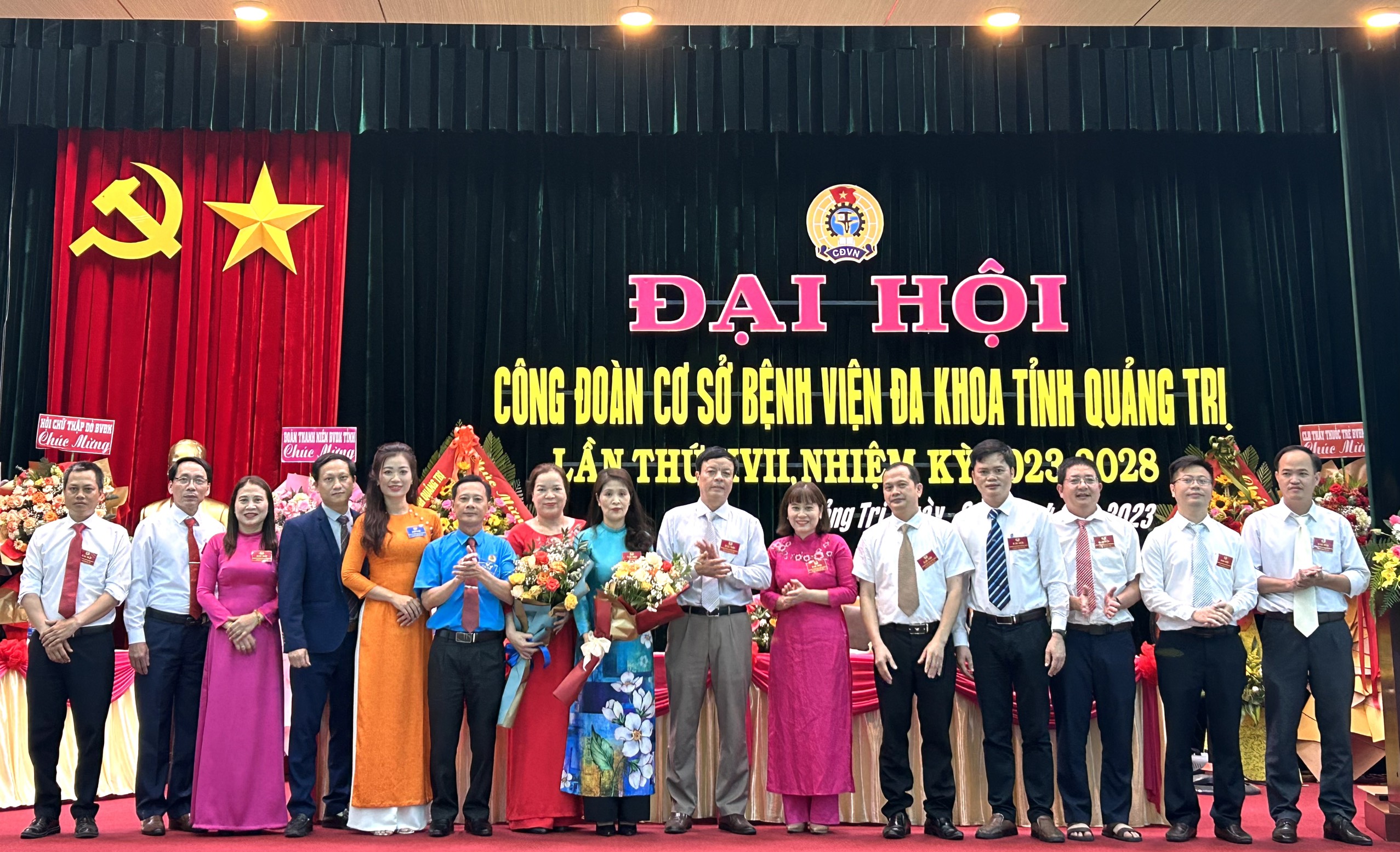 Ban Chấp hành CĐCS Bệnh viện Đa khoa tỉnh Quảng Trị nhiệm kỳ 2023-2028 ra mắt, nhận nhiệm vụ. Ảnh: Lê Phương Thảo