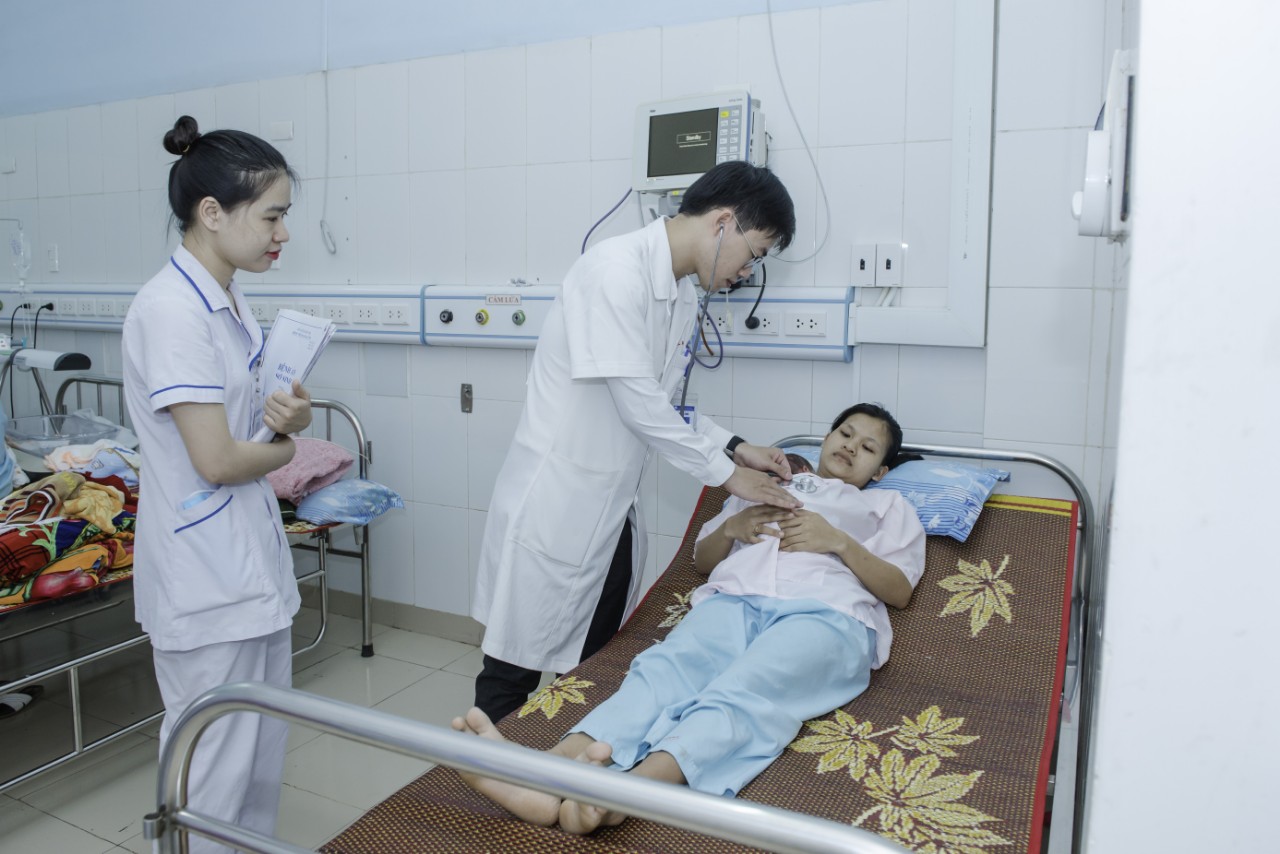 Hình 2. Hình ảnh thăm khám trẻ và hướng dẫn bà mẹ về phương pháp Kangaroo