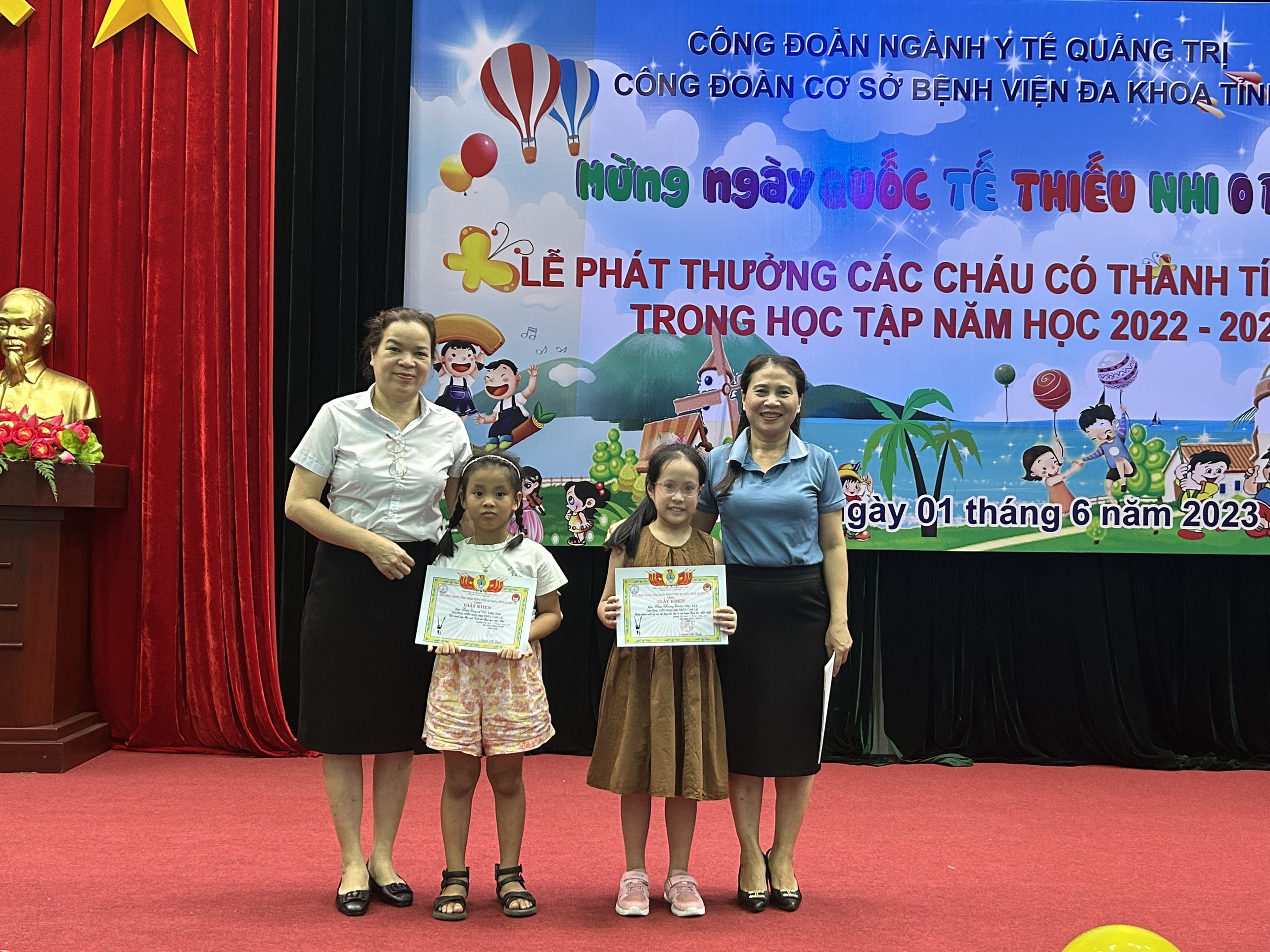 Phát thưởng cho các cháu có thành tích cao trong năm học 2022-2023