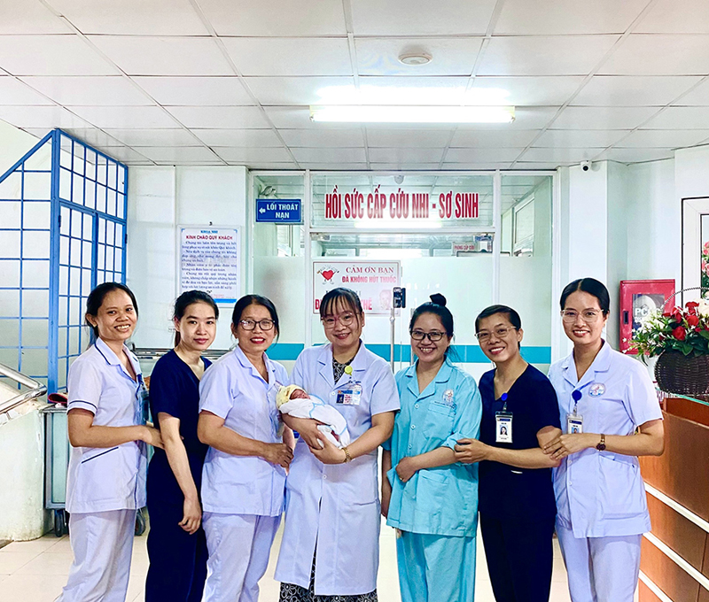 Con gái chị Hạnh khỏe mạnh ra viện trong niềm vui của các y, bác sĩ và gia đình -Ảnh: NVCC