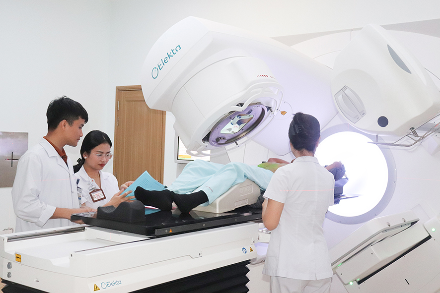 Khu xạ trị hoạt động mở ra cơ hội điều trị cho bệnh nhân ung thư trên địa bàn tỉnh và các vùng lân cận -Ảnh: T.P