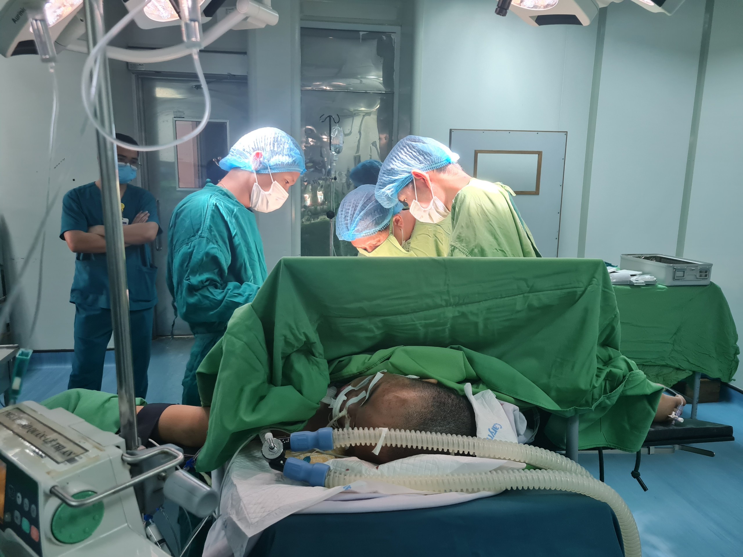 Bệnh nhân vào viện trong tình trạng nguy kịch, được các bác sĩ can thiệp bằng kỹ thuật ECMO.